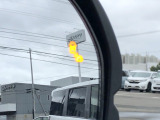 【ブラインドスポットインフォメーション】後側方の死角にいる車両を検知し、ドアミラー表示で車線変更をサポートします。
