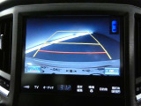 バックガイドモニター付き。車両後方の映像をナビ画面に表示し、駐車などの後退操作をサポートします。