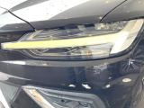【LEDヘッドライト】ハイビームを先行車や対向車にあてず、その両サイドではハイビーム照射を維持。見える範囲が段違いに広くなりました。北欧神話に登場するトールハンマーをモチーフにデザイン。