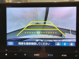 リバースギアに入れるだけで後方の表示へ切り替わります。夜間や雨の日の駐車も楽になりますよ。