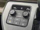 【オートエアコン】一度お好みの温度に設定すれば、車内の温度を検知し風量や温度を自動で調整。暑い&hellip;寒い&hellip;と何度もスイッチ操作をする必要はありません。快適な車内空間には必須の機能ですね♪