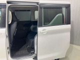 【両側オートスライドドア】子供を乗せたりするのにも隣のお車を気にせずストレスフリー★雨の日などはリモコンキーからドアの開閉ができとても便利♪