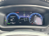洗練されたデザインのメーターパネル。視認性に優れ、運転に必要な情報を分かりやすく表示します。スポーティーな走行をサポートする機能も備えています。