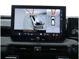サイドクリアランスビュー表示中に、旋回時の運転操作に合わせて自動で車両を斜め後方から見たような映像を表示。
