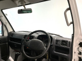 【前方視界】開放的な前方視界!運転がしやすく疲れにくいです♪窓が大きく、見通しがとっても良いおクルマですよ♪