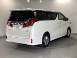 スライドドアは通常のドアに比べて、車のボディーに対し平行に開閉し、開けてもスペースを取りません。出入り口が大きいドアはお子様のいるご家庭はもちろん、混んだ駐車場でも大活躍です!