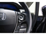 Hondaセンシングの機能のひとつ、アダプティブクルーズコントロール付!アクセルから足を離しても設定したスピードと前車との車間を保ち走行してくれます!車線維持もアシスト☆高速道路で疲労軽減ですね☆
