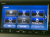多彩なソースに対応し、快適なドライブを演出。ラジオやCDはもちろん、最新の音楽も楽しめます。直感的な操作で、簡単に設定変更も可能です。