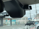 ドライブレコーダーでもしもの瞬間をしっかり記憶します。何が起こるかわからない現代社会ぜひつけておきたい装備です。