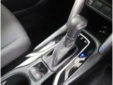 <シフトノブ>変速用シフトレバーのグリップ部です。 シフトレバーの先端にあり、運転操作中にドライバーが握るハンドルに次いで、最も接触部分の多いパーツです。