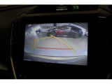 後退時には大型ディスプレイに後方の映像とアシストラインが表示されます