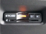 ◆ETC2.0装着◆進化したドライブ体験。料金収受システムだけだったETCが生まれ変わって、高速道路を賢く使うETC2.0に進化しました。多彩な情報サービスが便利で快適なドライブ体験を提供します。