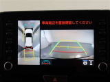 パノラミックビューモニター付きです。車両を上から見たような映像をモニター画面に表示。運転席からの目視では見にくい、車両周辺の状況をリアルタイムでしっかり確認できます。