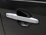 電子カードキーを携帯していれば、フロントドアハンドルのリクエストスイッチに触れるだけでドアロックを施錠・解錠できます。
