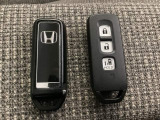 スマートキー付きですからドアロックの開閉およびエンジンスタートが楽々です。電動スライドドアの開け閉めもボタンで操作できます。スペアキーも同じものを用意しております。
