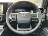 握りやすいステアリングは、運転操作をスムーズに。オーディオやハンズフリー通話など、便利な機能も搭載。快適な運転体験をサポートします。
