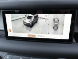【3Dサラウンドカメラ】周囲の安全確認をアシストする機能です。3D車外ビュー、360&deg;オーバーヘッドビューを 利用して、狭いスペースでも安心、スムーズに運転操作ができます。