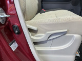 シートハイトアジャスターが付いているので運転姿勢を調整するのに便利ですね。身長に合ったシートポジションは安全運転や疲労軽減にもつながります。