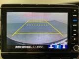 リバースギアに入れるだけで後方の表示へ切り替わります。夜間や雨の日の駐車も楽になりますよ。