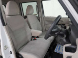 運転席のスペースはゆったりしていて、視界も広く確保されているので普段の運転からロングドライブまで快適です。