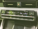 雨の日でもクリアな視界を確保できるワイパーレバーは、安全運転に不可欠です。操作感も良く、スムーズな視界確保をサポートします。雨天時の運転も安心です。