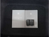 【スマートキー】鍵を持っているボタンを押すだけでエンジン始動。ドアの施錠もボタンを押すだけ。鍵は無くさない様にポケットに入れたまま。