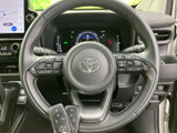 握りやすい形状で、運転操作をスムーズに行えます。スポーティーなデザインが、運転の楽しさをさらに引き立てます。