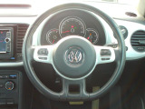 Volkswagen全車共通の上質な本革を使用した手触りのしっとりとしたステアリングです。唯一素肌が触れるハンドルは上位モデルと同じ握り心地になっております。