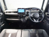 ◆インテリアパネル◆視界広々で非常に運転しやすくロングドライブでも疲れを感じさせないすっきりとまとまったインパネ周りです。