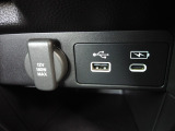 便利な充電用USBジャックも付いています。12V電源ソケットを設置しております。周辺機器の充電にご利用頂けます。
