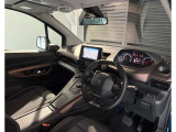 スッキリとまとめられた運転席周りで、運転を楽しくさせる内装です。まさにcockpitです!