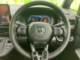 握りやすいステアリングは、運転操作をスムーズに行えます。オーディオやハンズフリー通話のスイッチも配置され、運転中でも快適に操作できます。