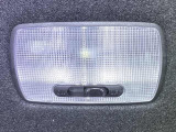【フロントルームランプ】夜に車内で探し物をするときや、降りる前の荷物チェックに欠かせない光。パッと点灯して手元をしっかり照らしてくれます。