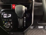 自然に手が届き、操作性の良いインパネシフトに、パーキングブレーキは、フットブレーキタイプなので、運転席と助手席の間はすっきりしています。