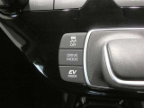 トラクションコントロール装備です。すべりやすい路面での発進時や加速時にタイヤの空転を抑え、駆動力確保に貢献する機能です。詳細は販売店スタッフまでおたずねください。