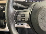 ステアリングにオーディオ操作スイッチが付いています。オーディオ画面に直接タッチしなくても操作が出来ますので、運転に集中できます。
