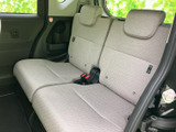 運転席からの視界は広く、運転操作もスムーズに行えます。シンプルで使いやすい操作パネルが、快適なドライブをサポートします。