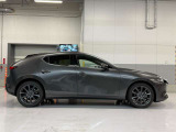 純正アルミで全体的にデザインがまとまっています。車も人も、オシャレはまずは足元からですね。