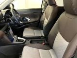 高いホールド性で運転姿勢が安定します。長距離ドライブでも疲れにくいのが魅力です。快適なドライビングライフをお送りください♪