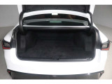 レクサスCPOでは、購入時の車両価格の中に1回の法定点検、その際のオイル交換の費用まで含まれております。購入後のサポートもお任せください。