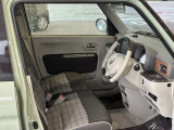 フロントシートはベンチシートです。インパネシフトで足元は広々。運転席と助手席はウォークスルーできます。