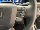 前方の車との車間を設定し、スピードを上げたり緩めたりを自動で行ってくれる追尾式の「レーダークルーズ」。上級装備の一つです!高級車にしかつかない嬉しい機能です。