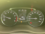 見やすいメーターが、運転に必要な情報を分かりやすく表示します。速度や回転数などを一目で確認でき、安全運転をサポートします。