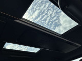 室内に心地いい解放感を。パノラマムーンルーフ付きです。キャンプで星空を眺められます!