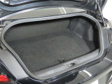 スポーツカーでも日常使いには、十分な積載容量のあるトランクスペースです!更にたくさんの荷物や長めの荷物を積みたい時は、リヤシートのシートバックを倒してトランクスペースの積載容量UPで対応できます!