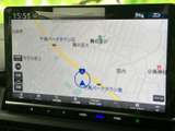 高精細なディスプレイが、運転に必要な情報を分かりやすく表示。快適なドライブをサポートする機能が満載です。目的地設定も簡単に行えます。