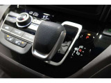 インパネシフトだから視線の移動も少なく足元もスッキリ♪運転席もゆったりしているのでゆとりを持ってドライブできますね!