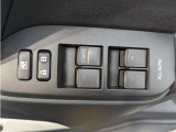 パワーウィンドウのスイッチですよ。 運転席に居ながら窓を開け閉めのコントロールできますよ。 ロック機能で、子供がイタズラして窓を開けるという事も無くなりますよ。
