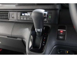 インパネシフトだから視線の移動も少なく足元もスッキリ♪運転席もゆったりしているのでゆとりを持ってドライブできますね!
