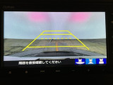 【バックカメラ】運転が苦手な方も車庫入れラクラクです!ギアをリバースに入れれば自動的に切り換わりますので、面倒な操作は不要です♪狭い駐車場もお車を傷つけず安心ですね!